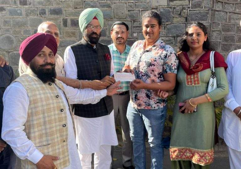 ਪੰਜਾਬਣ ਖਿਡਾਰਨ ਕਮਲਪ੍ਰੀਤ ਕੌਰ ਨੂੰ ਮਿਲਿਆ 10 ਲੱਖ ਰੁਪਏ ਦਾ ਚੈੱਕ ਪੰਜਾਬਣ ਖਿਡਾਰਨ ਕਮਲਪ੍ਰੀਤ ਕੌਰ ਨੂੰ ਮਿਲਿਆ 10 ਲੱਖ ਰੁਪਏ ਦਾ ਚੈੱਕ