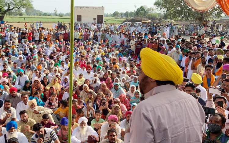 ਮੋਦੀ ਸਰਕਾਰ ਨੂੰ ਜੜ੍ਹੋਂ ਪੁੱਟਣ ਲਈ ਕੇਜਰੀਵਾਲ ਦੀਆਂ ਜੜ੍ਹਾਂ ਮਜ਼ਬੂਤ ਕਰਨਾ ਜ਼ਰੂਰੀ : ਭਗਵੰਤ ਮਾਨ ਮੋਦੀ ਸਰਕਾਰ ਨੂੰ ਜੜ੍ਹੋਂ ਪੁੱਟਣ ਲਈ ਕੇਜਰੀਵਾਲ ਦੀਆਂ ਜੜ੍ਹਾਂ ਮਜ਼ਬੂਤ ਕਰਨਾ ਜ਼ਰੂਰੀ : ਭਗਵੰਤ ਮਾਨ