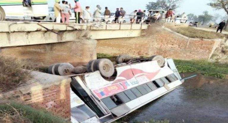 ਫਿਰੋਜ਼ਪੁਰ ਜਾ ਰਹੀ ਰੋਡਵੇਜ਼ ਦੀ ਬੱਸ ਸੇਮ ਨਾਲੇ ’ਚ ਡਿੱਗੀ, ਕਈ ਯਾਤਰੀ ਹੋਏ ਫੱਟੜ ਫਿਰੋਜ਼ਪੁਰ ਜਾ ਰਹੀ ਰੋਡਵੇਜ਼ ਦੀ ਬੱਸ ਸੇਮ ਨਾਲੇ ’ਚ ਡਿੱਗੀ, ਕਈ ਯਾਤਰੀ ਹੋਏ ਫੱਟੜ