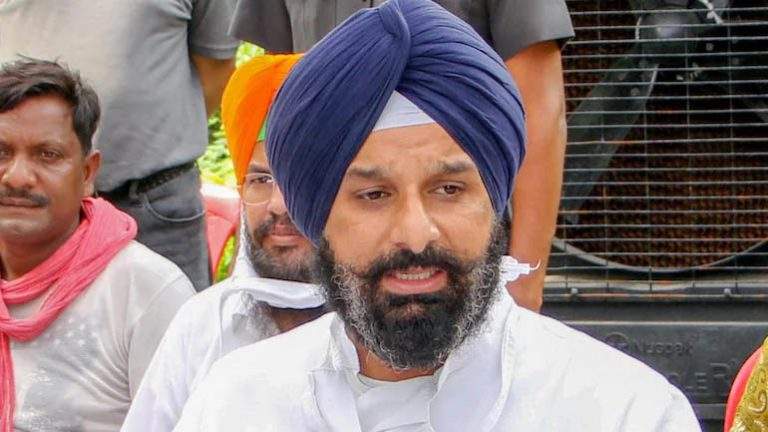 ਮਜੀਠੀਆ ਸਣੇ 9 ਅਕਾਲੀ ਵਿਧਾਇਕ ਵਿਰੁੱਧ ਕੇਸ ਦਰਜ ਮਜੀਠੀਆ ਸਣੇ 9 ਅਕਾਲੀ ਵਿਧਾਇਕ ਵਿਰੁੱਧ ਕੇਸ ਦਰਜ