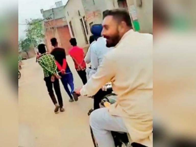 ਸਰਪੰਚ ਨੇ ਪੈਸੇ ਚੋਰੀ ਕਰਨ ਵਾਲੇ ਬੱਚਿਆਂ ਦੇ ਹੱਥ ਬੰਨ੍ਹ ਕੇ ਪਿੰਡ ਵਿਚ ਘੁਮਾਇਆ, ਮਾਰਕੁੱਟ ਦੇ ਲੱਗੇ ਦੋਸ਼ ਸਰਪੰਚ ਨੇ ਪੈਸੇ ਚੋਰੀ ਕਰਨ ਵਾਲੇ ਬੱਚਿਆਂ ਦੇ ਹੱਥ ਬੰਨ੍ਹ ਕੇ ਪਿੰਡ ਵਿਚ ਘੁਮਾਇਆ, ਮਾਰਕੁੱਟ ਦੇ ਲੱਗੇ ਦੋਸ਼