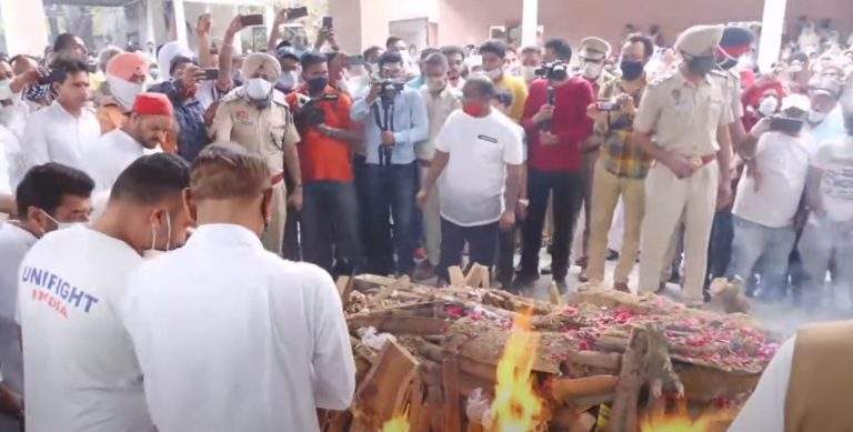 ਨਮ ਅੱਖਾਂ ਨਾਲ ਗਾਇਕ ਦਿਲਜਾਨ ਨੂੰ ਦਿੱਤੀ ਅੰਤਿਮ ਵਿਦਾਈ ਨਮ ਅੱਖਾਂ ਨਾਲ ਗਾਇਕ ਦਿਲਜਾਨ ਨੂੰ ਦਿੱਤੀ ਅੰਤਿਮ ਵਿਦਾਈ