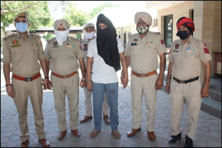 ਈ.ਡੀ. ਮਾਈਨਿੰਗ ਵੱਲੋਂ ਗੈਰ-ਕਾਨੂੰਨੀ ਰੇਤ ਮਾਫ਼ੀਆ ਵਿਰੁੱਧ ਵੱਡੀ ਕਾਰਵਾਈ – ਇਕ ਵਿਅਕਤੀ ਨਾਜਾਇਜ਼ ਹਥਿਆਰਾਂ ਅਤੇ ਗੋਲੀ ਸਿੱਕੇ ਸਮੇਤ ਕਾਬੂ ਈ.ਡੀ. ਮਾਈਨਿੰਗ ਵੱਲੋਂ ਗੈਰ-ਕਾਨੂੰਨੀ ਰੇਤ ਮਾਫ਼ੀਆ ਵਿਰੁੱਧ ਵੱਡੀ ਕਾਰਵਾਈ – ਇਕ ਵਿਅਕਤੀ ਨਾਜਾਇਜ਼ ਹਥਿਆਰਾਂ ਅਤੇ ਗੋਲੀ ਸਿੱਕੇ ਸਮੇਤ ਕਾਬੂ