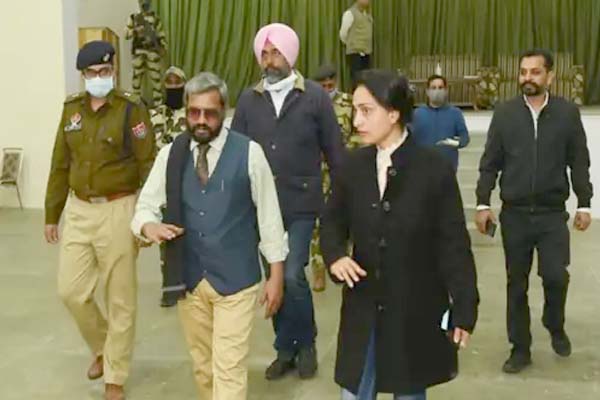 ‘ਆਪ’ ਨੇ ਚੋਣ ਕਮਿਸ਼ਨ ਨੂੰ ਲਿਖਿਆ ਪੱਤਰ, ਈਵੀਐਮ ਦੀ ਸੁਰੱਖਿਆ ਵਧਾਉਣ ਦੀ ਕੀਤੀ ਮੰਗ ‘ਆਪ’ ਨੇ ਚੋਣ ਕਮਿਸ਼ਨ ਨੂੰ ਲਿਖਿਆ ਪੱਤਰ, ਈਵੀਐਮ ਦੀ ਸੁਰੱਖਿਆ ਵਧਾਉਣ ਦੀ ਕੀਤੀ ਮੰਗ