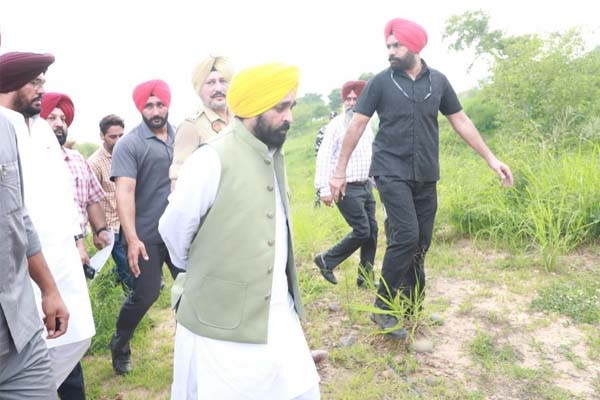 300 ਕਰੋੜ ਦੀ ਜ਼ਮੀਨ ’ਤੇ ਕੀਤਾ ਨਾਜਾਇਜ਼ ਕਬਜ਼ਾ ਭਗਵੰਤ ਮਾਨ ਨੇ ਛੁਡਵਾਇਆ 300 ਕਰੋੜ ਦੀ ਜ਼ਮੀਨ ’ਤੇ ਕੀਤਾ ਨਾਜਾਇਜ਼ ਕਬਜ਼ਾ ਭਗਵੰਤ ਮਾਨ ਨੇ ਛੁਡਵਾਇਆ