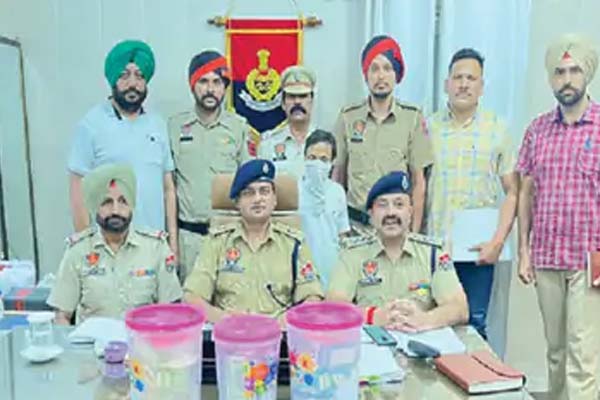 17 ਸਾਲ ਪੁਰਾਣੇ ਨੌਕਰ ਨੇ ਬੀਜੇਪੀ ਨੇਤਾ ਮਿੱਤਲ ਦੇ ਘਰ ਕੀਤੀ ਚੋਰੀ 17 ਸਾਲ ਪੁਰਾਣੇ ਨੌਕਰ ਨੇ ਬੀਜੇਪੀ ਨੇਤਾ ਮਿੱਤਲ ਦੇ ਘਰ ਕੀਤੀ ਚੋਰੀ