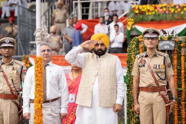 ‘ਰੰਗਲਾ ਪੰਜਾਬ’ ਬਣਾਉਣ ਲਈ ਸੂਬਾ ਸਰਕਾਰ ਵਚਨਬੱਧ : ਭਗਵੰਤ ਮਾਨ ‘ਰੰਗਲਾ ਪੰਜਾਬ’ ਬਣਾਉਣ ਲਈ ਸੂਬਾ ਸਰਕਾਰ ਵਚਨਬੱਧ : ਭਗਵੰਤ ਮਾਨ