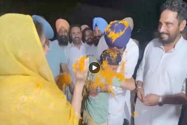 ਜੇਲ੍ਹ ਤੋਂ ਘਰ ਪੁੱਜਣ ਦੌਰਾਨ ਮਜੀਠੀਆ ’ਤੇ ਪਤਨੀ ਨੇ ਫੁੱਲਾਂ ਦੀ ਵਰਖਾ ਕੀਤੀ ਜੇਲ੍ਹ ਤੋਂ ਘਰ ਪੁੱਜਣ ਦੌਰਾਨ ਮਜੀਠੀਆ ’ਤੇ ਪਤਨੀ ਨੇ ਫੁੱਲਾਂ ਦੀ ਵਰਖਾ ਕੀਤੀ