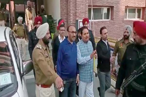 ਸਾਬਕਾ ਉਪ ਮੁੱਖ ਮੰਤਰੀ ਓਪੀ ਸੋਨੀ ਵਿਜੀਲੈਂਸ ਸਾਹਮਣੇ ਹੋਏ ਪੇਸ਼ ਸਾਬਕਾ ਉਪ ਮੁੱਖ ਮੰਤਰੀ ਓਪੀ ਸੋਨੀ ਵਿਜੀਲੈਂਸ ਸਾਹਮਣੇ ਹੋਏ ਪੇਸ਼
