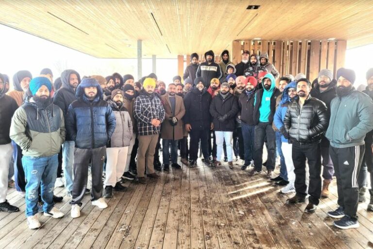 ਬਰੈਂਪਟਨ ਦੇ ਟਰੱਕ ਡਰਾਈਵਰਾਂ ਨੇ ਕੀਤਾ ਇਕੱਠ ਬਰੈਂਪਟਨ ਦੇ ਟਰੱਕ ਡਰਾਈਵਰਾਂ ਨੇ ਕੀਤਾ ਇਕੱਠ