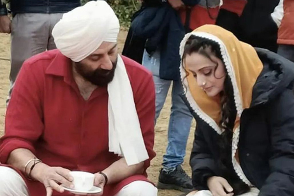 ਅੱਗ ਲੱਗੀ ਰੇਲ ਗੱਡੀਆਂ ‘ਚ ਭੱਜਦੇ ਦਿਖੇ ਸੰਨੀ ਦਿਓਲ ਅੱਗ ਲੱਗੀ ਰੇਲ ਗੱਡੀਆਂ ‘ਚ ਭੱਜਦੇ ਦਿਖੇ ਸੰਨੀ ਦਿਓਲ