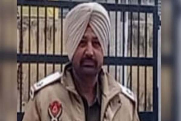 ਕਪੂਰਥਲਾ : ਨਾਕੇ ’ਤੇ ਏਐਸਆਈ ਨੂੰ ਗੱਡੀ ਨੇ 500 ਮੀਟਰ ਤੱਕ ਘੜੀਸਿਆ, ਮੌਤ ਕਪੂਰਥਲਾ : ਨਾਕੇ ’ਤੇ ਏਐਸਆਈ ਨੂੰ ਗੱਡੀ ਨੇ 500 ਮੀਟਰ ਤੱਕ ਘੜੀਸਿਆ, ਮੌਤ