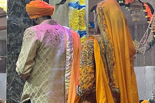 ਇੰਗਲੈਂਡ ਦੀ ਕਿਰਣਦੀਪ ਨਾਲ ਵਿਆਹ ਬੰਧਨ ’ਚ ਬੱਝੇ ਅਮ੍ਰਿਤਪਾਲ ਇੰਗਲੈਂਡ ਦੀ ਕਿਰਣਦੀਪ ਨਾਲ ਵਿਆਹ ਬੰਧਨ ’ਚ ਬੱਝੇ ਅਮ੍ਰਿਤਪਾਲ