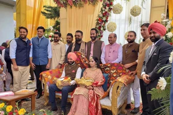 ਵਿਧਾਇਕ ਅੰਮ੍ਰਿਤਪਾਲ ਨੇ ਕੈਨੇਡੀਅਨ ਕੁੜੀ ਨਾਲ ਕਰਵਾਈ ਮੰਗਣੀ ਵਿਧਾਇਕ ਅੰਮ੍ਰਿਤਪਾਲ ਨੇ ਕੈਨੇਡੀਅਨ ਕੁੜੀ ਨਾਲ ਕਰਵਾਈ ਮੰਗਣੀ