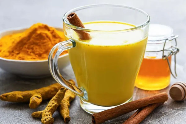 ਸੱਟ ਲੱਗੀ ਹੋਣ ’ਤੇ ਆਰਾਮ ਦਿੰਦਾ ਐ ਹਲਦੀ ਵਾਲਾ ਦੁੱਧ ਸੱਟ ਲੱਗੀ ਹੋਣ ’ਤੇ ਆਰਾਮ ਦਿੰਦਾ ਐ ਹਲਦੀ ਵਾਲਾ ਦੁੱਧ