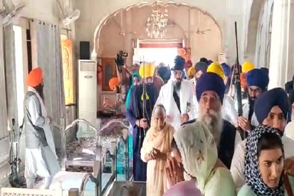 ਅੰਮ੍ਰਿਤਪਾਲ ਸਿੰਘ ਨੇ ਸ੍ਰੀ ਦਰਬਾਰ ਸਾਹਿਬ ਵਿਚ ਮੱਥਾ ਟੇਕਿਆ ਅੰਮ੍ਰਿਤਪਾਲ ਸਿੰਘ ਨੇ ਸ੍ਰੀ ਦਰਬਾਰ ਸਾਹਿਬ ਵਿਚ ਮੱਥਾ ਟੇਕਿਆ